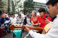 Asistentes cantan durante la celebración de una misa –a 30 meses de la explosión de la mina de Pasta de Conchos– enfrente de las instalaciones de Minera México en el DF, para exigir que la empresa reinicie los trabajos de rescate de los cuerpos, el pasado 19 de agosto