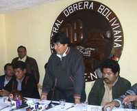 El presidente de Bolivia, Evo Morales, con líderes de la Central Obrera Boliviana, durante la firma de un acuerdo en defensa de la democracia, la unidad y la integridad del país, ayer en La Paz