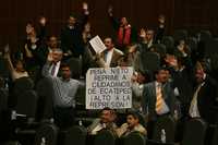 PROTESTA EN SAN LÁZARO. Durante la sesión de análisis en materia de política social del segundo Informe de gobierno del presidente Felipe Calderón, en San Lázaro, diputados exhibieron una pancarta contra el gobernador del estado de México, Enrique Peña Nieto