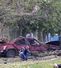 Policías examinan el lugar donde la madrugada de ayer estalló un coche bomba, cerca del Patronato Militar Virgen del Puerto, una institución académica militar de Santoña, en Catabria. En el ataque murió el brigada del ejército español, Luis Conde de la Cruz, de 45 años, y también resultaron heridas seis personas