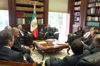 El presidente Felipe Calderón se reunió ayer con representantes del Grupo Inbursa y La Caixa en Los Pinos, donde analizaron la situación de la economía mundial y su impacto en la mexicana, informó la Presidencia en un comunicado. En particular conversaron sobre las recientes medidas aplicadas por el gobierno de Estados Unidos para apuntalar el sistema financiero de ese país. El boletín destacó que los empresarios y Calderón coincidieron en la fortaleza del sistema financiero mexicano y confirmaron la solidez de los fundamentos macroeconómicos nacionales, con lo que se ha podido "sortear la volatilidad que afecta a la economía global".