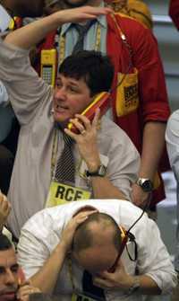 Actividad en el piso de remates de la bolsa de Sao Paulo, Brasil, que ayer vivió una jornada de volatilidad, donde el índice Bovespa llegó a caer más de 8 por ciento durante la mañana, para luego recuperarse y cerrar con un retroceso de 1.06 por ciento. Este resultado negativo se atribuye a la depreciación de 7.50 por ciento en los papeles de Petrobras