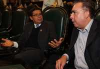 Víctor Hugo Círigo, autor de la propuesta de despenalizar el uso de la yerba, conversa con el legislador del PRI Antonio García Ayala