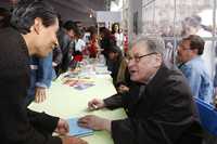 Alegre y paciente, José Emilio Pacheco firmó decenas de libros