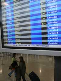 En el aeropuerto de Atenas se avisa de la cancelación de vuelos debido a un paro de 24 horas que llevaron a cabo trabajadores de la terminal aérea para protestar por las políticas económicas del gobierno de Grecia