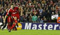 Steven Gerrard, del Liverpool, anota en polémico penal, que le permitió empatar 1-1 con Atlético de Madrid