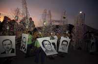 Salvadoreños recuerdan los asesinatos del rector de la UCA, otros cinco jesuitas y dos mujeres hace 19 años por elementos del ejército durante la guerra civil que duró 12 años en la nación centroamericana