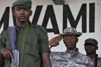 El líder rebelde Laurent Nkunda (centro) saluda en Rutshuru