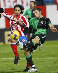 Sergio Agüero, del Atlético de Madrid (izquierda), marcó uno de los cuatro goles con que su equipo ganó