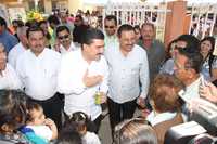 Durante la inauguración de una secundaria de educación especial, el gobernador de Colima, Silverio Cavazos Ceballos, discute con padres de familia que le pidieron la construcción de una escuela primaria