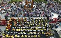 Atrilistas de la Orquesta Sinfónica Infantil y Juvenil de México, durante su presentación, el domingo, en la explanada de Bellas Artes