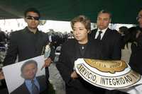 Ayer se realizó un homenaje de cuerpo presente en la explanada de la Policía Judicial capitalina a Víctor Hugo Moneda Rangel, comandante asesinado esta semana a las afueras de su casa. Al acto asistieron el jefe de Gobierno del Distrito Federal, Marcelo Ebrard Casaubon, y familiares del occiso