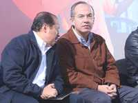 El presidente Felipe Calderón y el gobernador de Michoacán, Leonel Godoy, durante la inauguración de un hospital en Maravatío