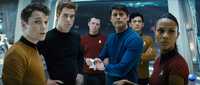 La tripulación de la nave Enterprise, en un fotograma de la película. De izquierda a derecha, Anton Yelchin como el jefe de armas Pavel Chekov; Chris Pine, el capitán James T. Kirk; Simon Pegg, el ingeniero Montegomery Scott; Karl Urban, el médico de a bordo Leonard McCoy; John Cho, el timonel Hikaru Sulu, y Zoe Saldana, en el papel de la encargada de comunicaciones Nyota Upenda Uhura