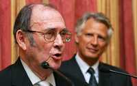 Harold Pinter, cuando el primer ministro de Francia Dominique de Villepin (al fondo) le otorgó la Legión de Honor, en Londres, en enero de 2007