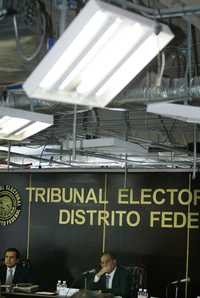 Sesión pública en el Tribunal Electoral del Distrito Federal, encabezado por el magistrado presidente Adolfo Riva Palacio Neri. Arriba se observan daños en el techo de la sede