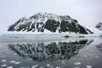 Una montaña se refleja en una bahía que estaba cubierta por el glaciar Sheldon, en la Península Antártica. Ha perdido dos kilómetros de hielo. Es otro de los casos atribuidos al cambio climático