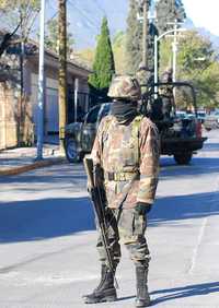 Elementos del Ejército, durante el cateo en una residencia ubicada en la colonia Del Valle, municipio de San Pedro Garza García, en el estado de Nuevo León