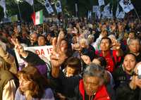 Simpatizantes de Andrés Manuel López Obrador gritan consignas contra el gobierno federal, durante el mitin de ayer frente a la SHCP