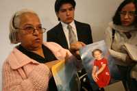 Ardelia Martínez, abuela materna de la niña Ilse Michel, desaparecida del albergue Casitas del Sur, muestra fotografías de su nieta, tras conocer los resultados negativos de una prueba de ADN aplicada a una niña rescatada del albergue temporal, la semana pasada