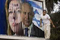 Un cartel electoral en Tel Aviv con los rostros de Livni y Netanyahu