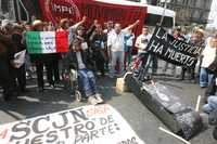 Protesta de integrantes del Frente de Pueblos en Defensa de la Tierra, al término de la sesión de la Corte