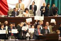 Diputados del PAN, en especial representantes de los estados del norte, encabezaron la toma de la tribuna de San Lázaro para expresar su rechazo al decreto que incrementó el impuesto a los autos usados hasta en 300%